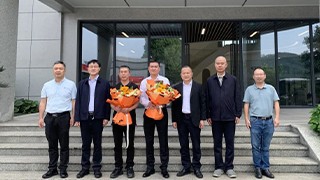 縣委書(shū)記王正飛慰問(wèn)暢爾勞動(dòng)模范代表